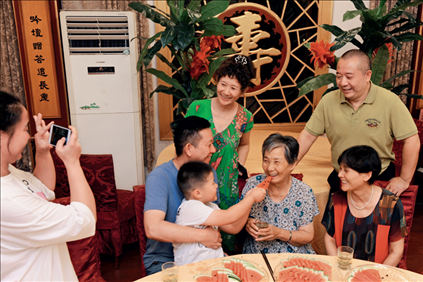 2019年9月13日，浙江南潯久安老年城餐廳， 84歲的沈?qū)W安老人（前右二）和前來看望她的親人歡聚