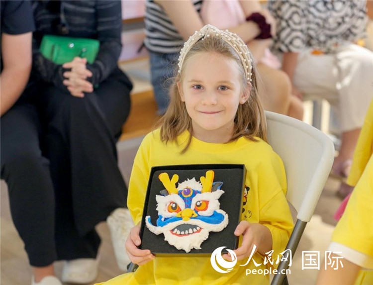 一名中文愛好者手捧生肖畫。人民網(wǎng)中東中心分社塔里克·易卜拉欣攝