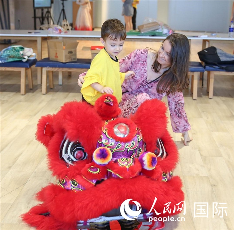 一名兒童在感受舞獅。人民網(wǎng)中東中心分社塔里克·易卜拉欣攝