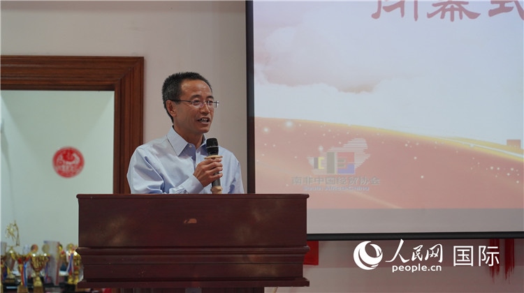 中國駐約翰內(nèi)斯堡代總領(lǐng)事周育江在閉幕式上致辭。 人民網(wǎng) 張茜攝