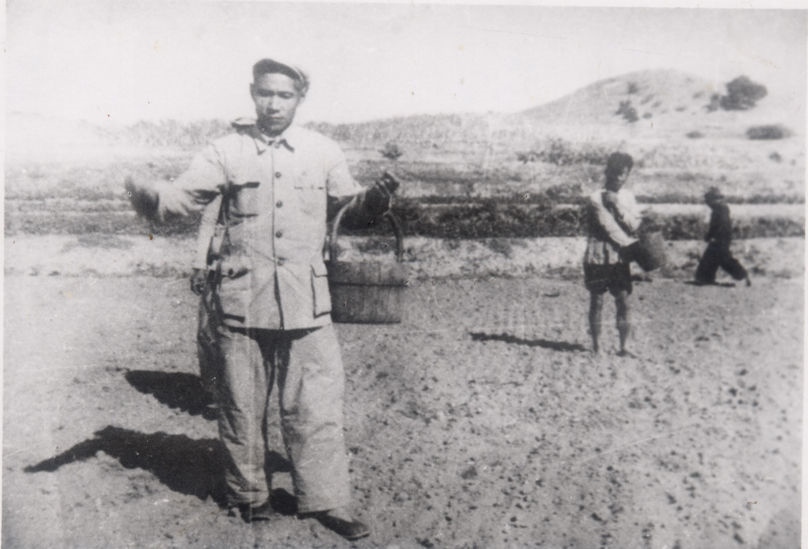 谷文昌（左）在田間與農(nóng)民一起勞動(dòng)（資料照片）。