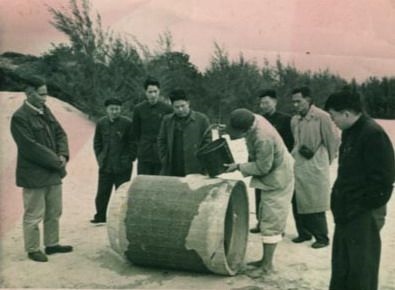 谷文昌（左一）與工程技術(shù)人員解決地下水供給（資料照片）。谷文昌帶領(lǐng)群眾修建了22座水庫(kù)和705處永久性水利工程，緩解了東山縣水資源極度缺乏的難題。
