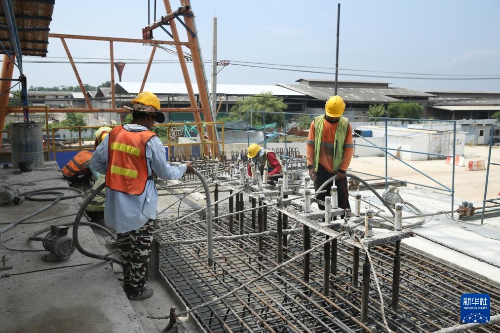 10月11日，工人在位于泰國大城府的中泰高鐵項目4-3標段施工現(xiàn)場作業(yè)。新華社記者 孫瑋彤 攝