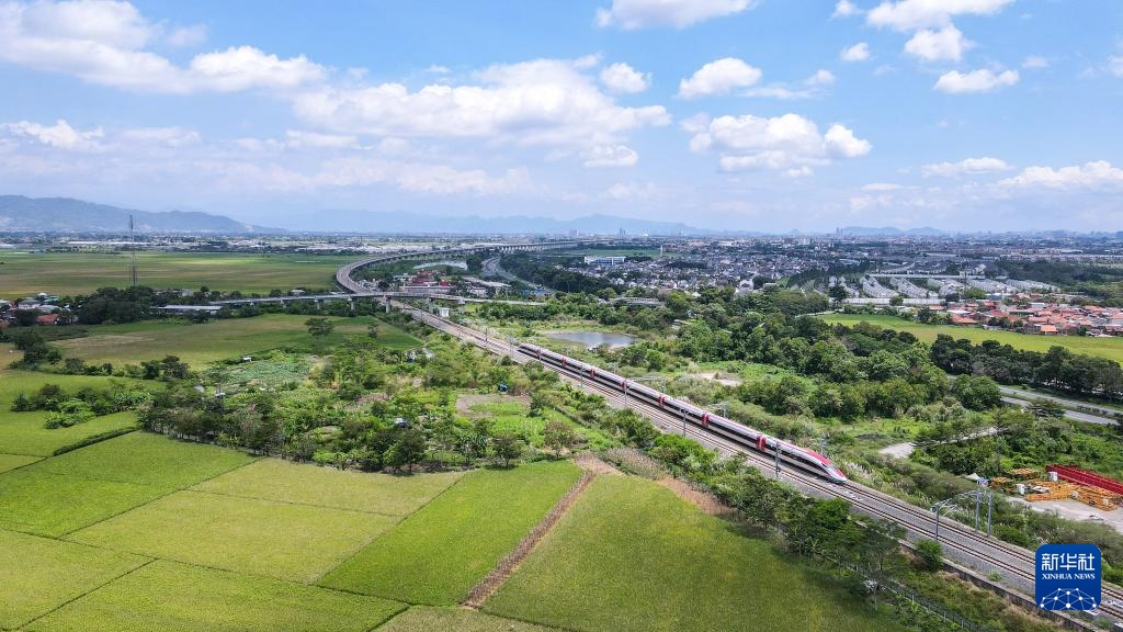 4月17日，在印度尼西亞萬隆，雅萬高鐵高速動車組列車行駛在雅萬高鐵沿線（無人機照片）。新華社記者 徐欽 攝