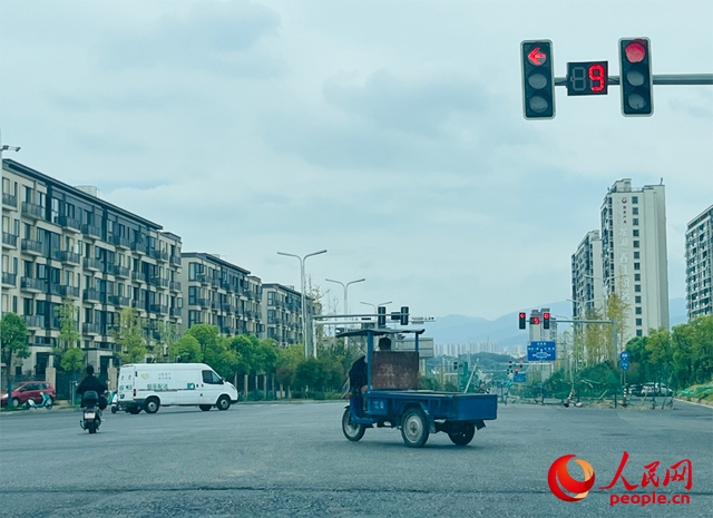 長富大道與文化中心東路三岔路口車輛混行（9月19日拍攝）。人民網(wǎng)記者 帥筠攝