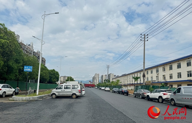 麗水佳園小區(qū)入口外及長富大道上停滿了車輛。人民網(wǎng)記者 邱燁攝