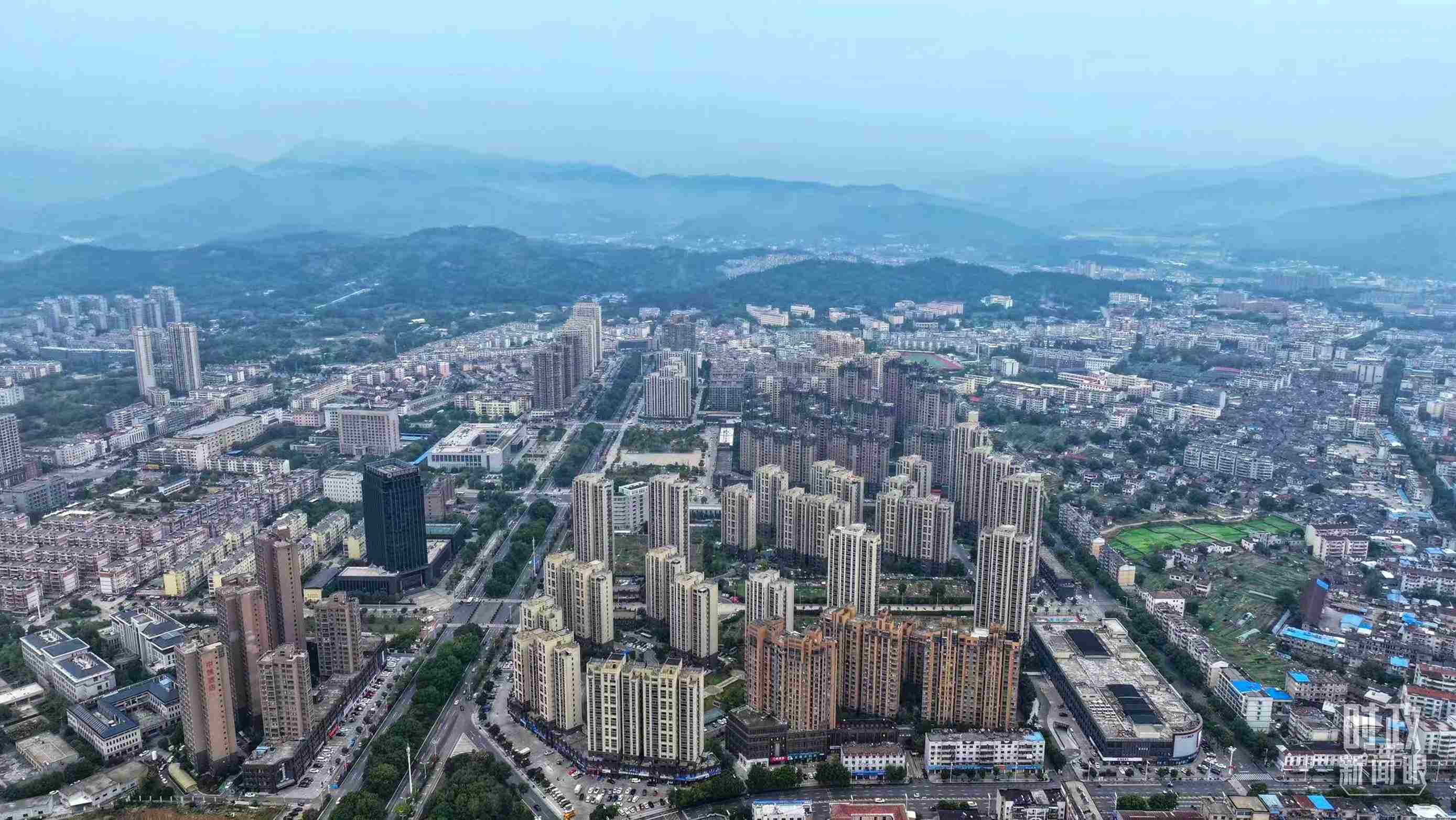 △俯瞰桐城市。（總臺(tái)記者葛啟文拍攝）