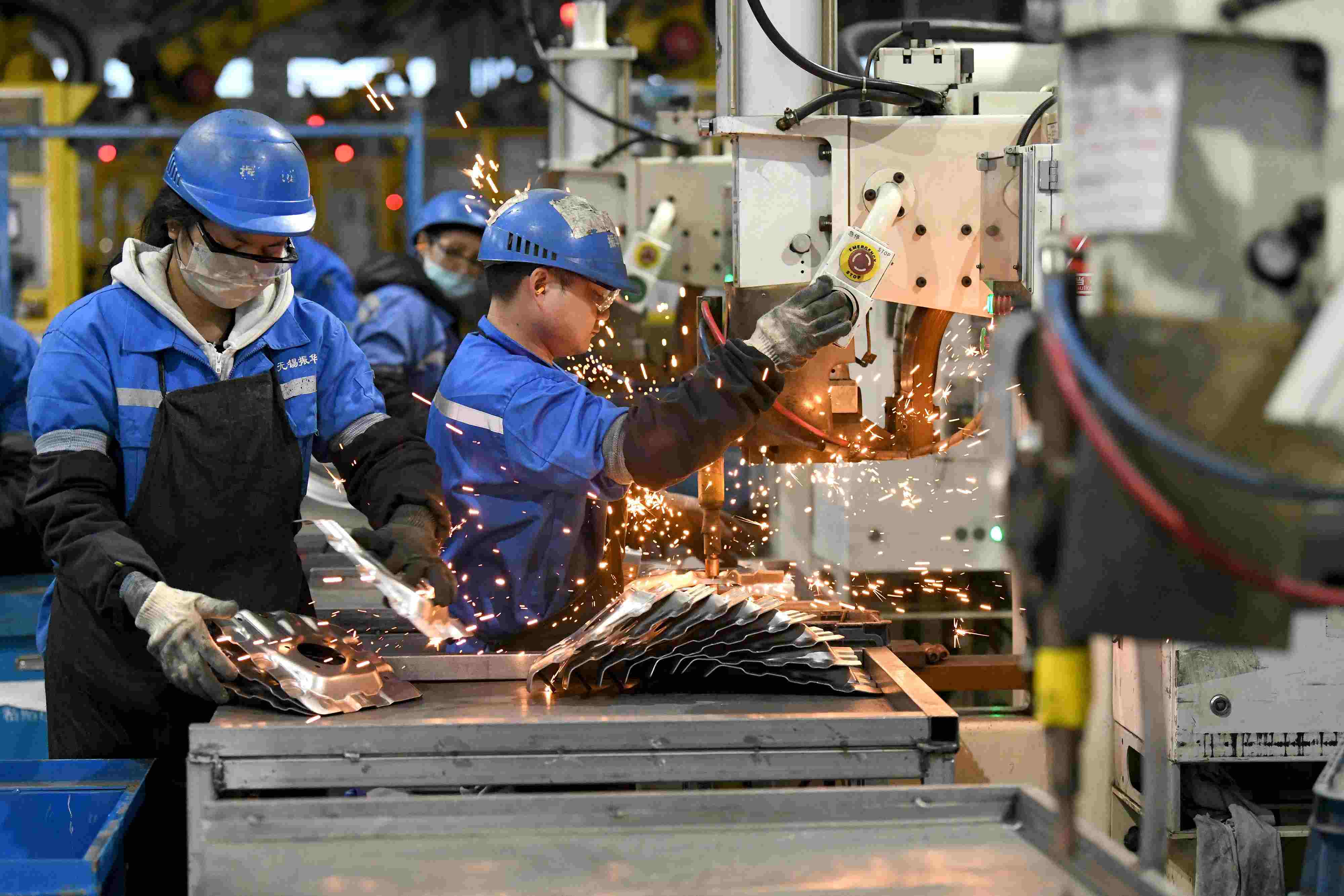 2023年2月7日，福建省寧德市蕉城區(qū)一家汽車零部件生產(chǎn)企業(yè)的生產(chǎn)線上一派繁忙景象。