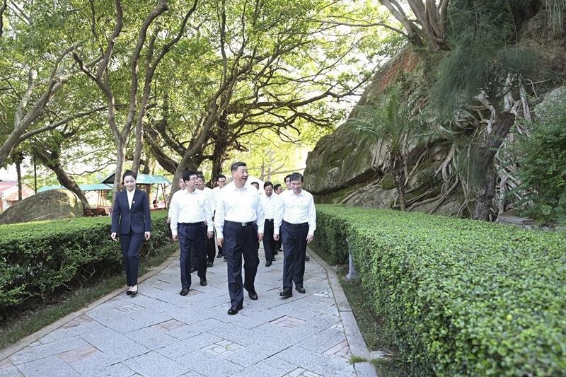 △2024年10月15日，習近平總書記在福建省漳州市東山縣關帝文化產業(yè)園考察。