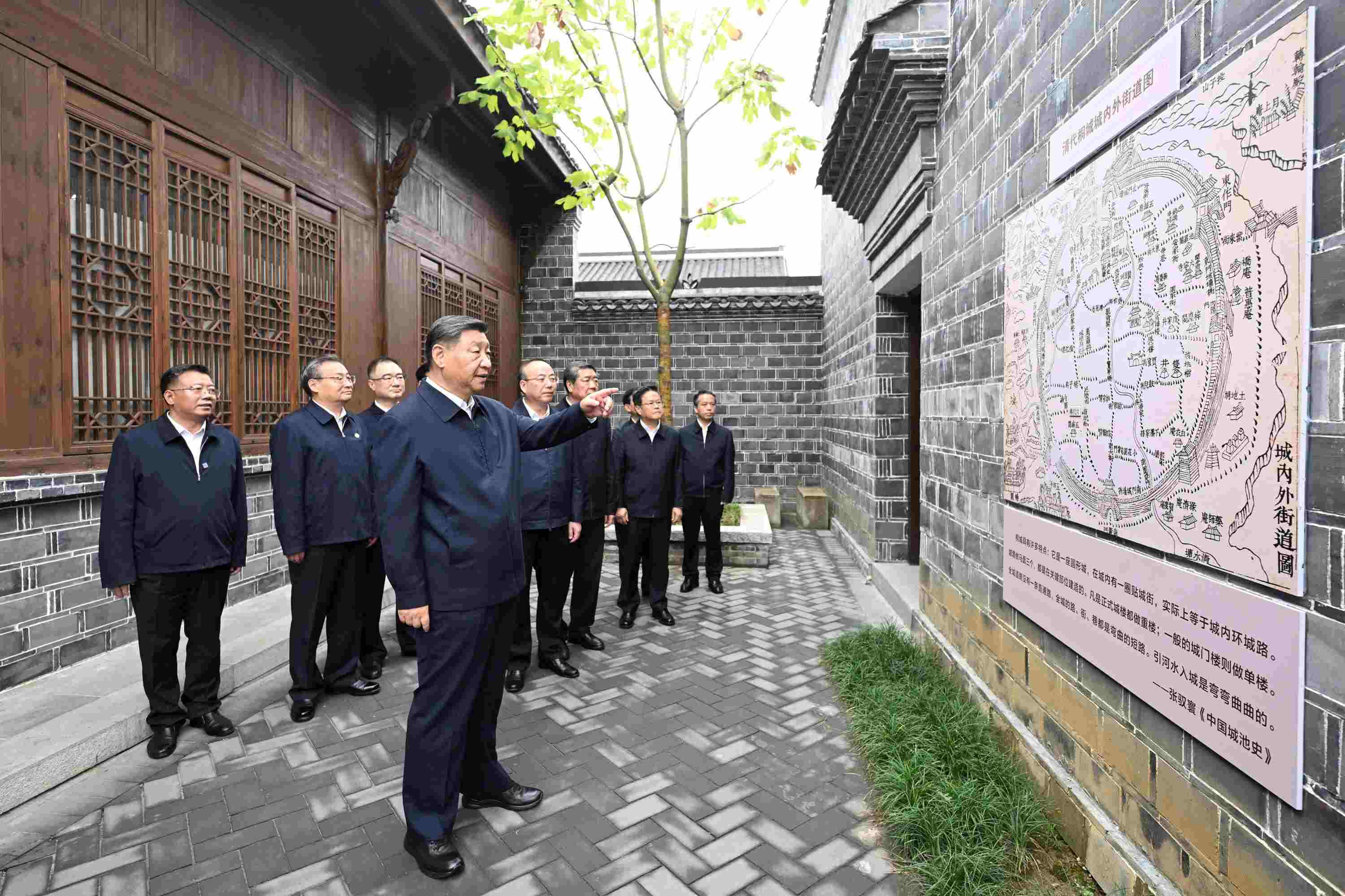△2024年10月17日，習近平總書記在安徽省安慶桐城市六尺巷考察。