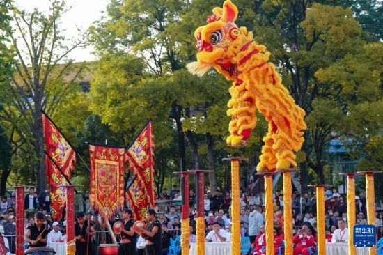 10月19日，云南魯木納龍獅藝術(shù)團(tuán)隊(duì)員在南獅高樁自選套路項(xiàng)目中比賽，最終他們獲得該項(xiàng)目銅獎(jiǎng)。