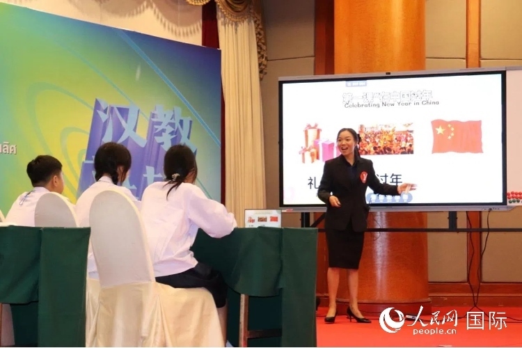 泰國本土中文教師參賽者現(xiàn)場授課。人民網(wǎng)實(shí)習(xí)生 姚欣可攝