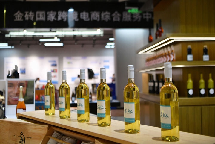 這是位于廈門的金磚國家商品服務(wù)中心內(nèi)展示的商品（2022年6月23日攝）。中心將經(jīng)貿(mào)合作與跨境電商有機(jī)結(jié)合，通過專題推廣、直播帶貨等各種線上線下銷售渠道，促進(jìn)金磚國家優(yōu)質(zhì)產(chǎn)品對(duì)接中國市場，共同把握發(fā)展機(jī)遇。新華社記者 魏培全 攝