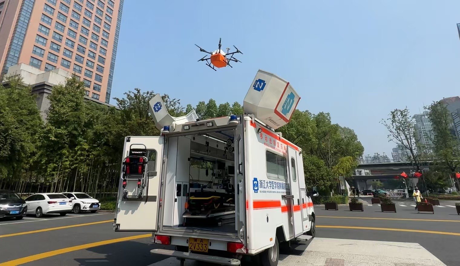 浙江大學(xué)醫(yī)學(xué)院附屬第二醫(yī)院5G急救車搭載的無人機(jī)正在起飛。人民網(wǎng)記者 申佳平攝