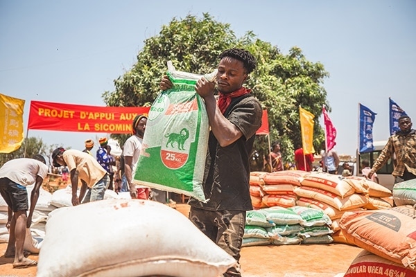 村民們興高采烈地把種子和化肥搬回家。中鐵資源供圖