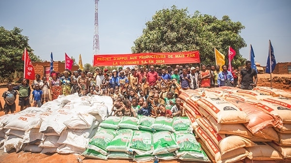 華剛礦業(yè)向當(dāng)?shù)鼐栀?zèng)種子化肥儀式現(xiàn)場(chǎng)。中鐵資源供圖