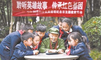 圖為89歲的抗美援朝老兵楊克美在向孩子們講述英雄故事。徐偉攝