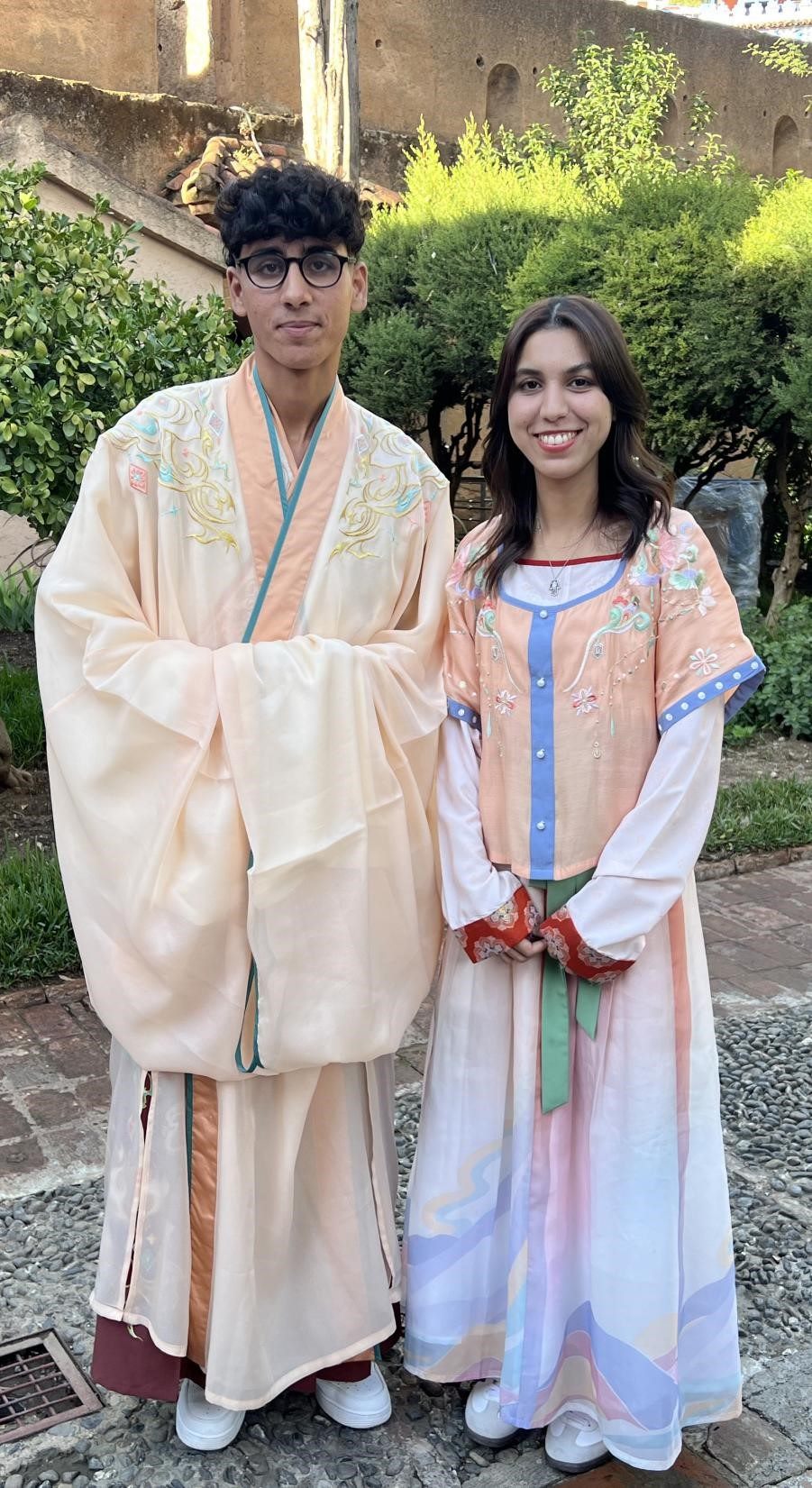 兩位青年試穿中國古代服裝。拉巴特中國文化中心供圖