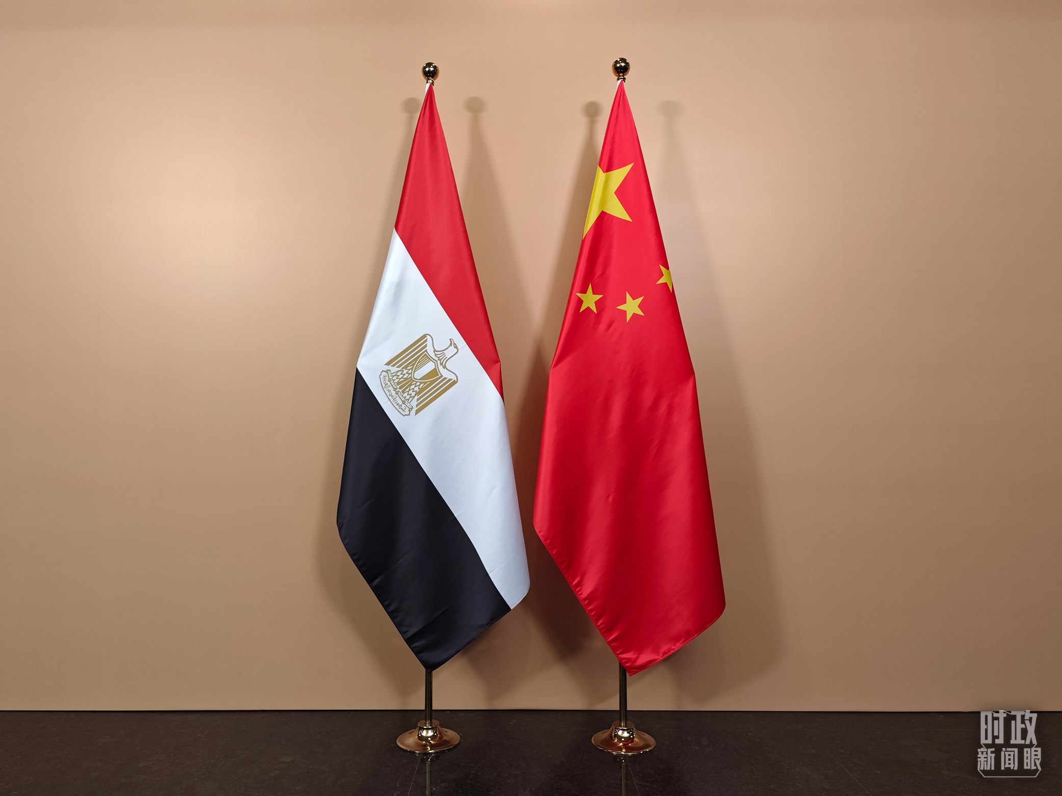 △ 會見廳外的中國埃及兩國國旗。（總臺央視記者彭漢明拍攝）