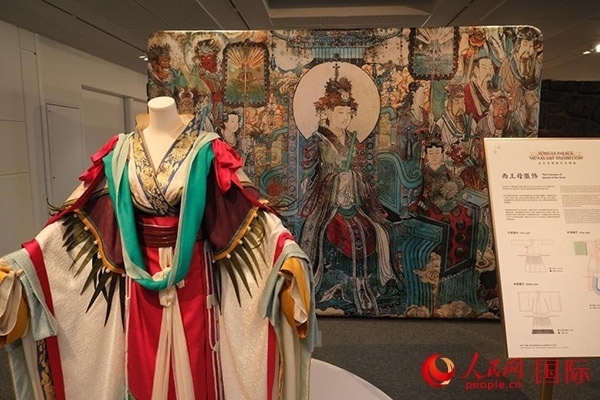 壁畫服飾的實物復(fù)刻展示。人民網(wǎng)記者 尚凱元攝
