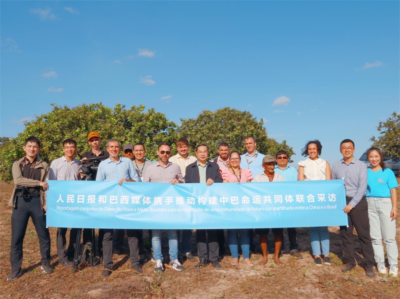 當(dāng)?shù)貢r間10月24日至25日，人民日報社攜手巴西主流媒體在巴西東北部北里奧格蘭德州開展聯(lián)合采訪，拉開了以“攜手推動構(gòu)建中巴命運共同體”為主題的人民日報和巴西媒體聯(lián)合采訪序幕。圖為參加聯(lián)合采訪的中巴兩國記者與受益于中國企業(yè)扶貧項目的若昂卡馬拉市民眾合影。 人民日報和巴西媒體聯(lián)合采訪團供圖