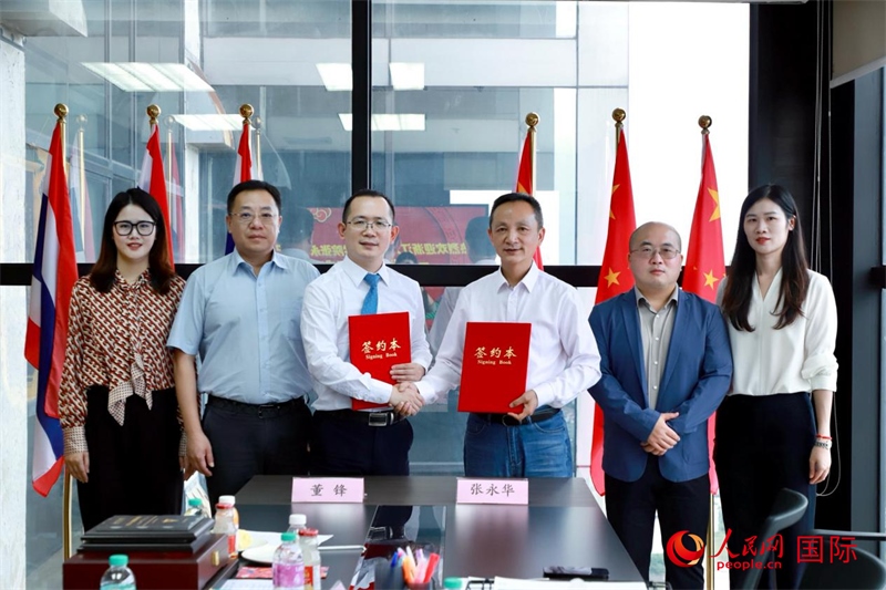 會(huì)談現(xiàn)場(chǎng)。左三為泰中僑商聯(lián)合會(huì)副主席董峰；右三為浙江大學(xué)光華法學(xué)院黨委書記張永華。人民網(wǎng)記者 簡(jiǎn)承淵攝