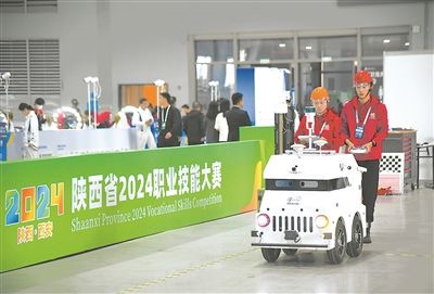 參賽選手在陜西省2024職業(yè)技能大賽新能源汽車智能化技術(shù)賽項(xiàng)比賽中。新華社記者 張博文攝