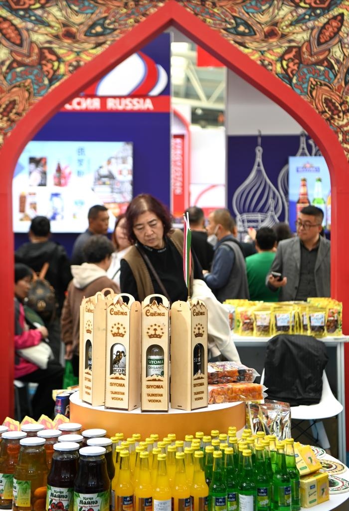 10月25日，觀眾在楊凌農(nóng)高會上合組織國家農(nóng)業(yè)展區(qū)了解農(nóng)產(chǎn)品。新華社記者 鄒競一 攝
