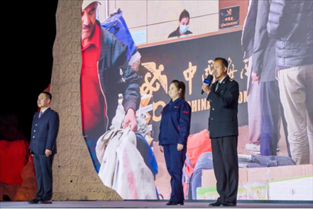 張曉波（右一）在“何以中國·五星出東方”網絡主題宣傳活動現(xiàn)場演講。人民視頻供圖