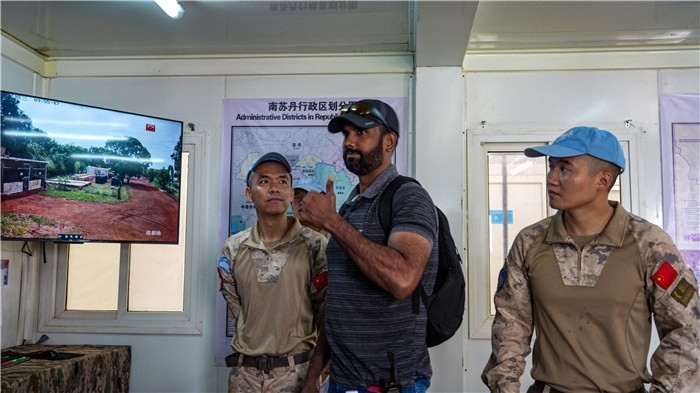 核查官員稱贊。王軍杰攝
