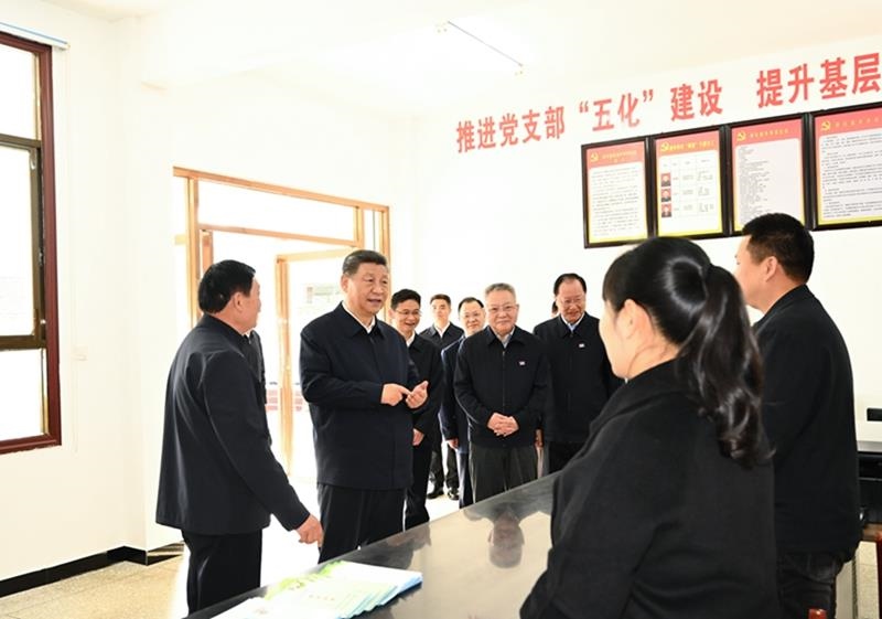 △2024年3月19日，習(xí)近平總書記在湖南省常德市鼎城區(qū)謝家鋪鎮(zhèn)港中坪村黨群服務(wù)中心了解當(dāng)?shù)貫榛鶎訙p負(fù)、提升基層治理效能等情況。