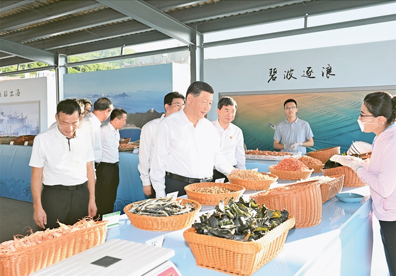 2024年10月15日至16日，中共中央總書記、國家主席、中央軍委主席習(xí)近平在福建考察。這是15日下午，習(xí)近平在漳州市東山縣陳城鎮(zhèn)澳角村考察時(shí)，了解海鮮干貨和漁獲產(chǎn)品交易情況。 新華社記者 謝環(huán)馳/攝