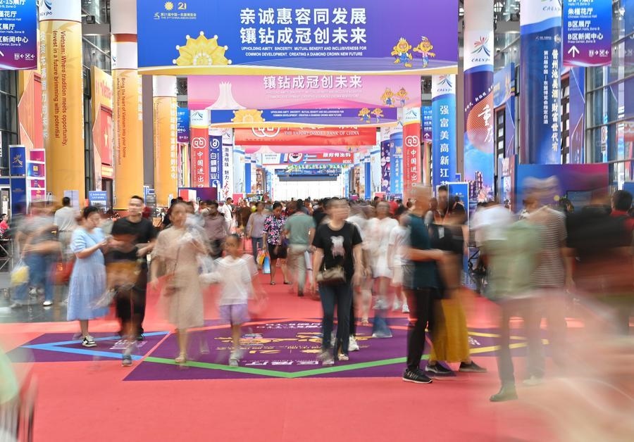 2024年9月28日，觀眾在廣西南寧市舉行的第21屆中國—東盟博覽會(huì)上參觀。新華社記者 周華 攝
