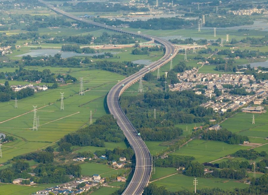 俯瞰四川天府新區(qū)至邛崍高速公路一角（2024年7月2日攝，無人機(jī)照片）。新華社記者 江宏景 攝