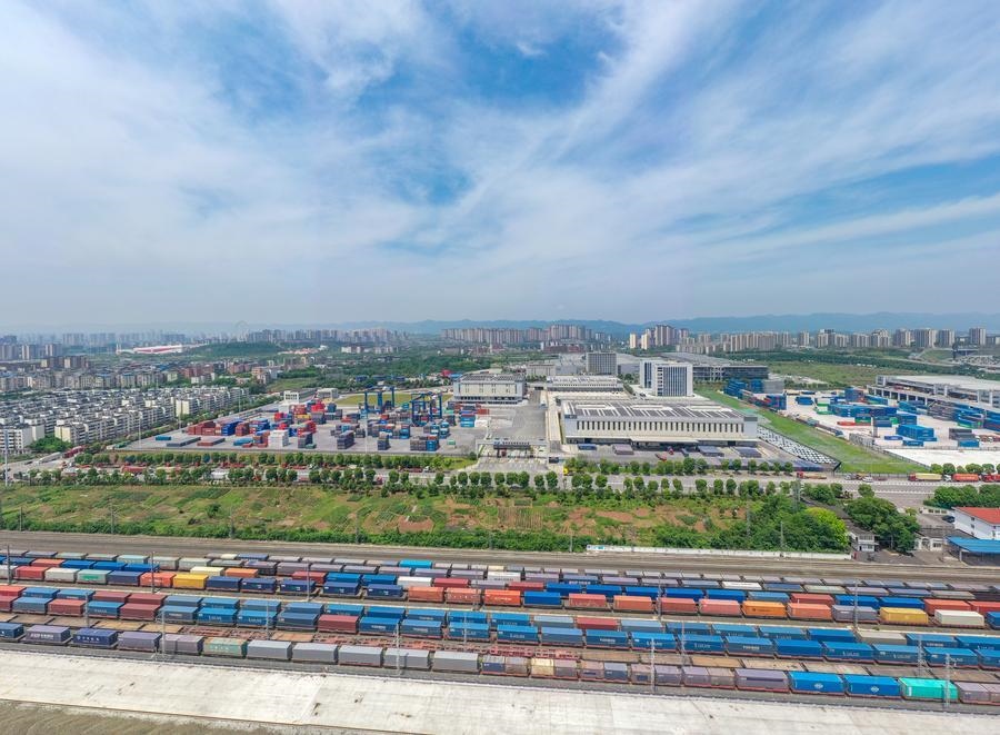這是2024年5月5日在重慶國際物流樞紐園區(qū)拍攝的興隆場編組站和陸海新通道重慶無水港（無人機(jī)照片）。 新華社記者 黃偉 攝