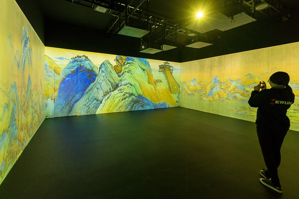 2019年1月29日，上海，市民在“千里江山圖科技藝術展”上參觀北宋名畫《千里江山圖》的AR全景展示并打卡拍照。