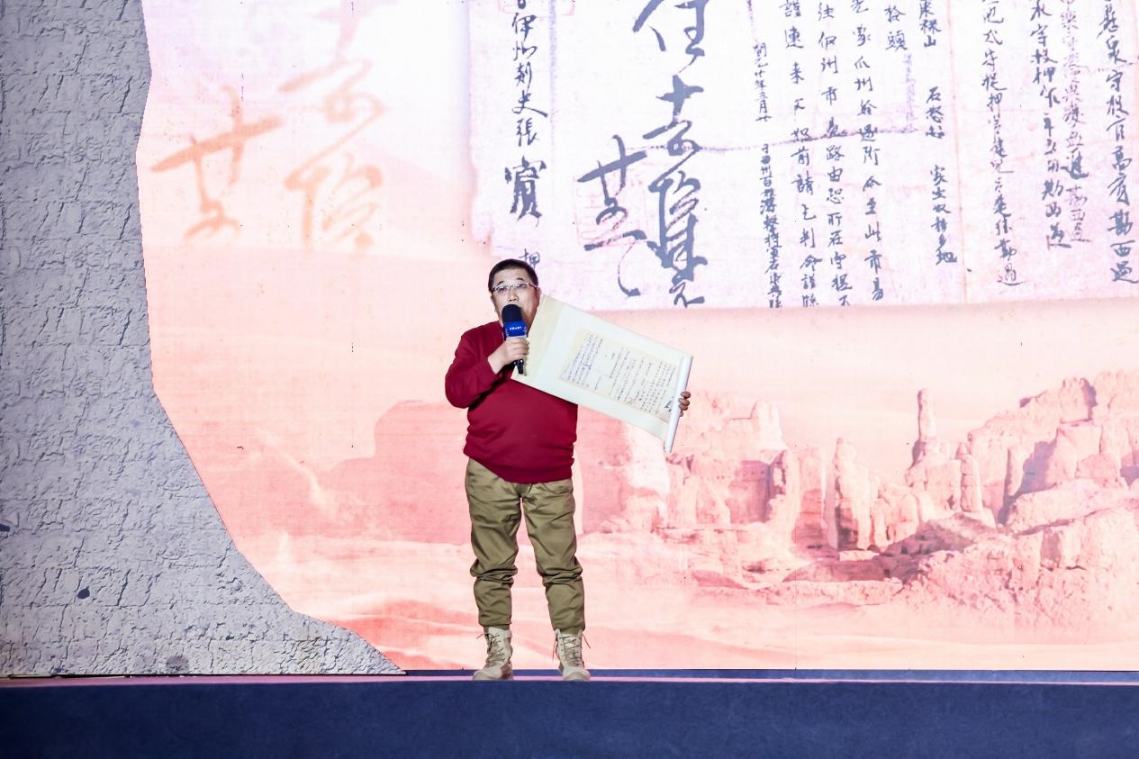 徐東良在“何以中國(guó)·五星出東方”網(wǎng)絡(luò)主題宣傳活動(dòng)現(xiàn)場(chǎng)演講。人民視頻供圖
