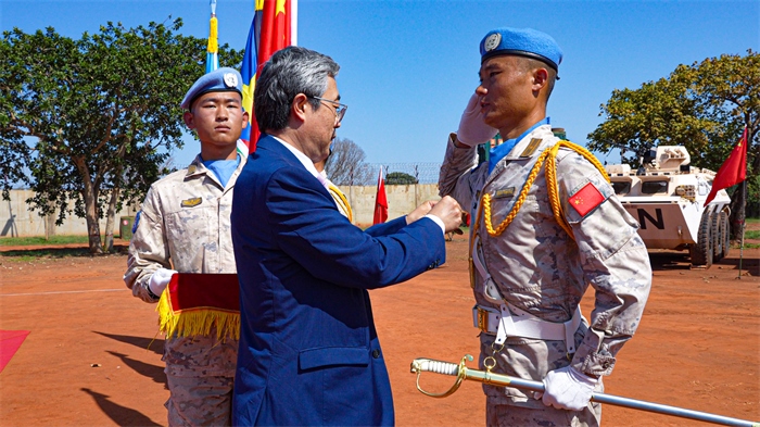 中國駐南蘇丹大使馬強(qiáng)為維和官兵授勛。謝坤攝