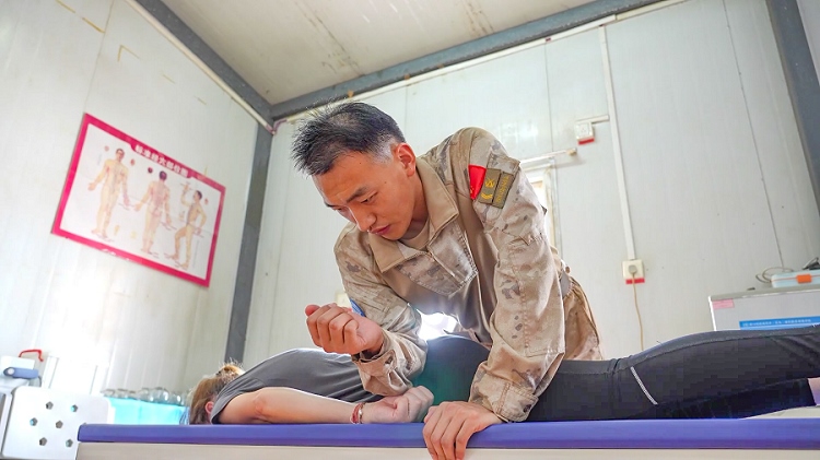 體驗中醫(yī)推拿。王軍杰攝