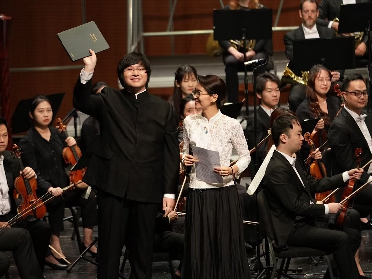 小澤征良向俞潞贈(zèng)送小澤征爾使用過(guò)的《第五交響曲》樂(lè)譜。演出方供圖