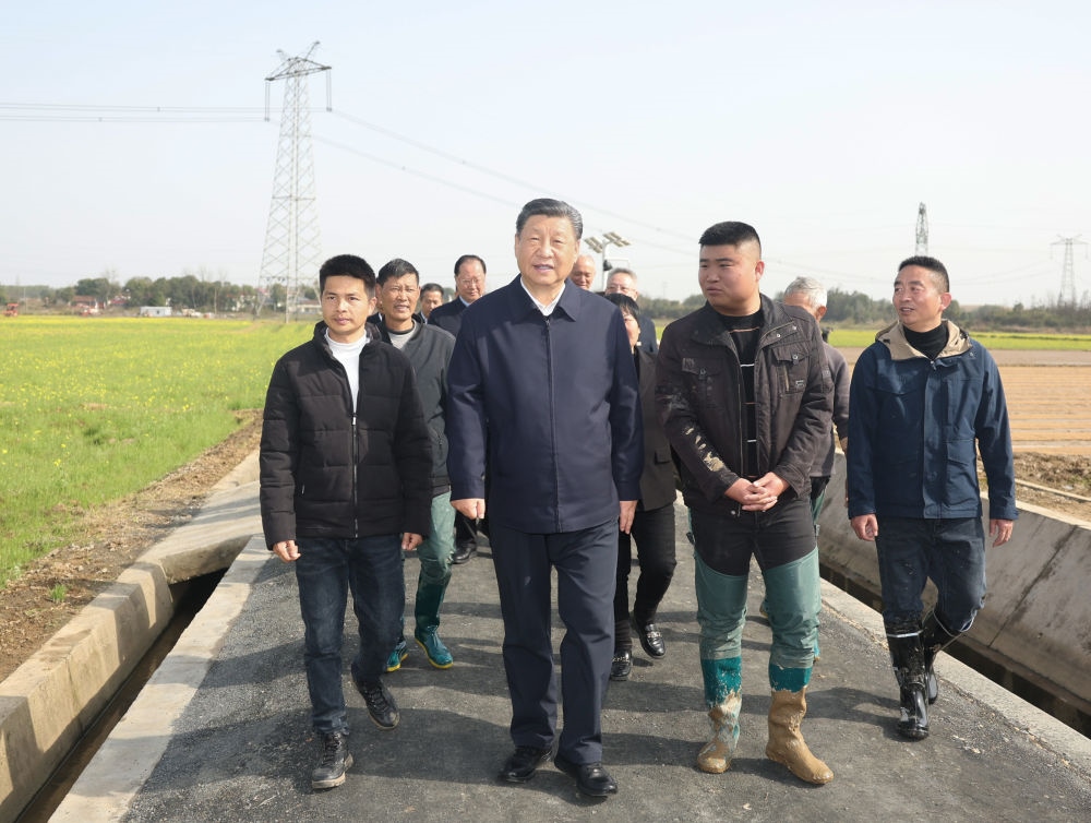 2024年3月19日，習(xí)近平在湖南省常德市鼎城區(qū)謝家鋪鎮(zhèn)港中坪村，同種糧大戶、農(nóng)技人員、基層干部親切交流。習(xí)近平強(qiáng)調(diào)：“要建設(shè)好高標(biāo)準(zhǔn)農(nóng)田，推行適度規(guī)模經(jīng)營，加強(qiáng)政策支持和示范引領(lǐng)，加大良種、良機(jī)、良法推廣力度，在精耕細(xì)作上下功夫，進(jìn)一步把糧食單產(chǎn)和品質(zhì)提上去，讓種糧也能夠致富，進(jìn)而吸引更多農(nóng)戶參與發(fā)展現(xiàn)代化大農(nóng)業(yè)，真正把中國特色農(nóng)業(yè)現(xiàn)代化之路走穩(wěn)走扎實(shí)?！? width=