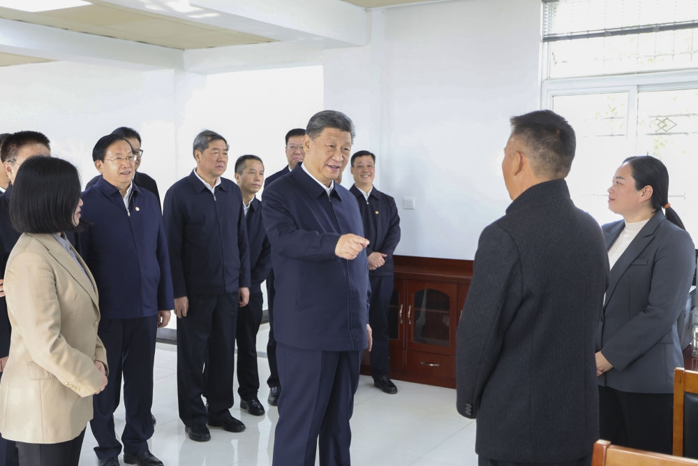 2024年11月5日，習(xí)近平在湖北省咸寧市嘉魚縣潘家灣鎮(zhèn)四邑村黨群服務(wù)中心考察。習(xí)近平指出：“要持續(xù)為基層減負(fù)，讓基層干部能夠用更多時間和精力來服務(wù)群眾?！? width=