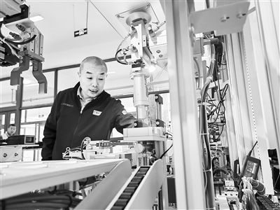 郭海青在檢查車床加工設備。 受訪者供圖