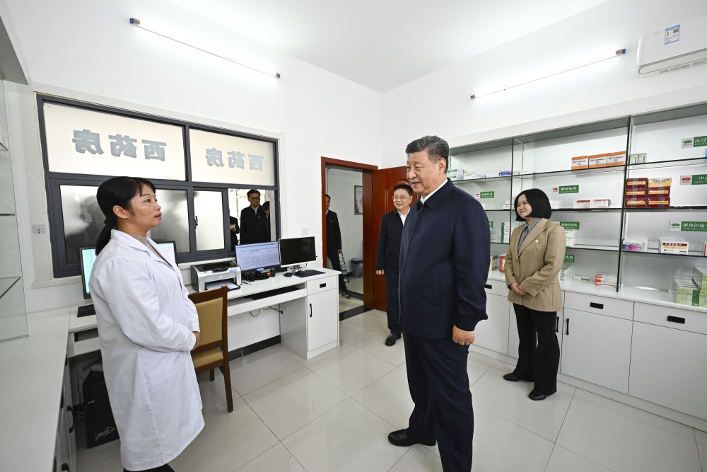 2024年11月5日，習(xí)近平在湖北省咸寧市嘉魚縣潘家灣鎮(zhèn)四邑村衛(wèi)生室考察。習(xí)近平指出：“要進(jìn)一步加強(qiáng)黨建引領(lǐng)，抓住‘一老一小’這個重點(diǎn)，更加精準(zhǔn)有效地為群眾排憂解難?！? width=