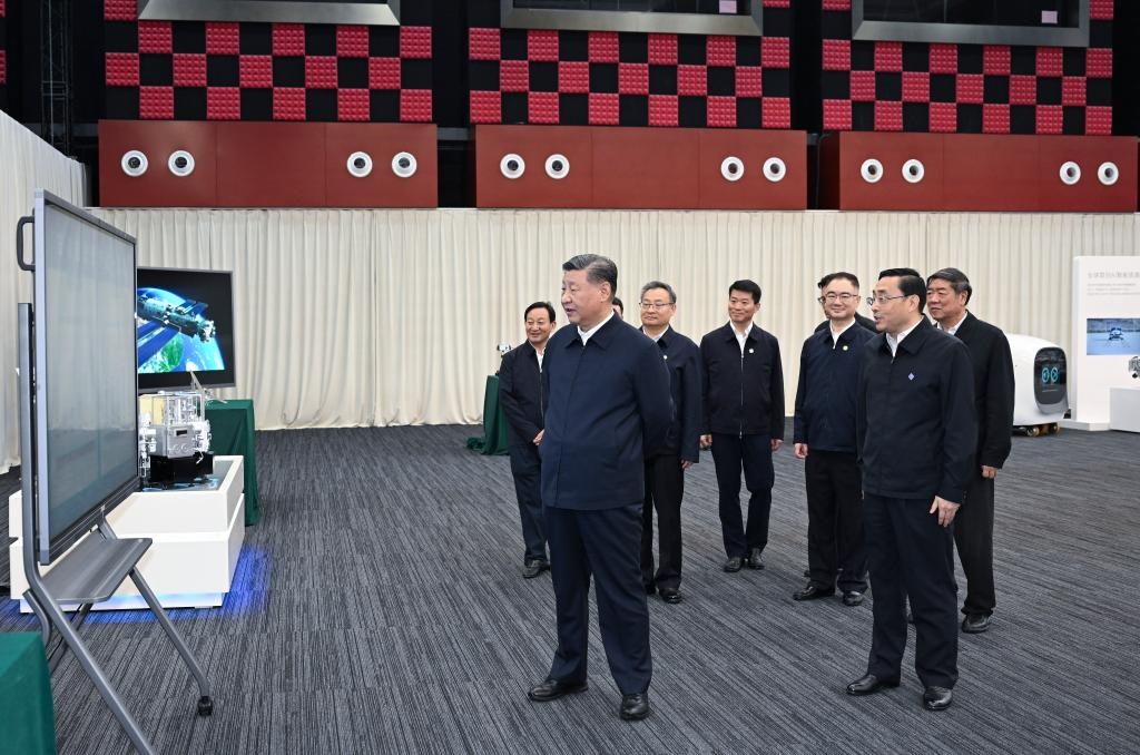2024年10月17日，習(xí)近平總書記在合肥濱湖科學(xué)城察看安徽省重大科技創(chuàng)新成果集中展示。新華社記者 謝環(huán)馳 攝