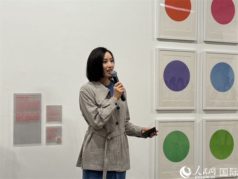 11月8日，今日美術(shù)館館長(zhǎng)張然在“瑞士經(jīng)典設(shè)計(jì)展”開幕式上發(fā)表致辭。（人民網(wǎng) 謝瑩攝）