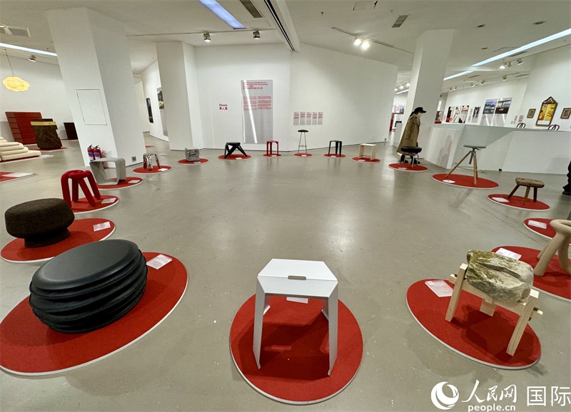 11月8日，瑞士經(jīng)典設(shè)計(jì)展現(xiàn)場(chǎng)。（人民網(wǎng) 謝瑩攝）