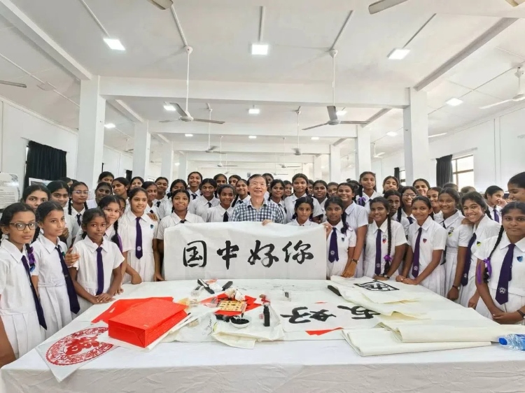 斯里蘭卡學生在系列活動中學習中國書法。圖片由主辦方提供