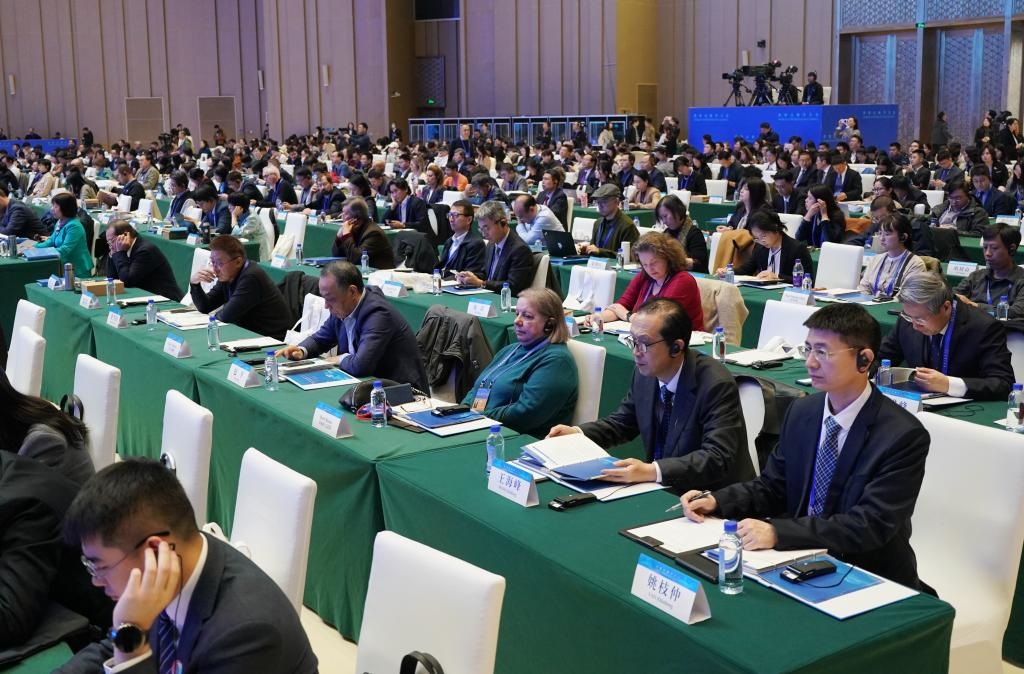 11月7日，中外嘉賓在首屆世界古典學(xué)大會(huì)開(kāi)幕式現(xiàn)場(chǎng)聽(tīng)會(huì)。新華社記者 張晨霖 攝