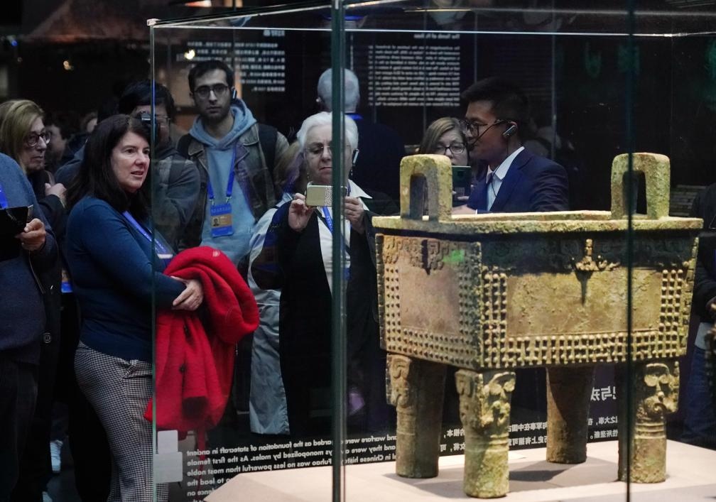11月6日，中外嘉賓來(lái)到中國(guó)考古博物館參觀“考古與中華文明溯源展”。該展是本屆世界古典學(xué)大會(huì)推出的配套活動(dòng)之一。新華社記者 張晨霖 攝